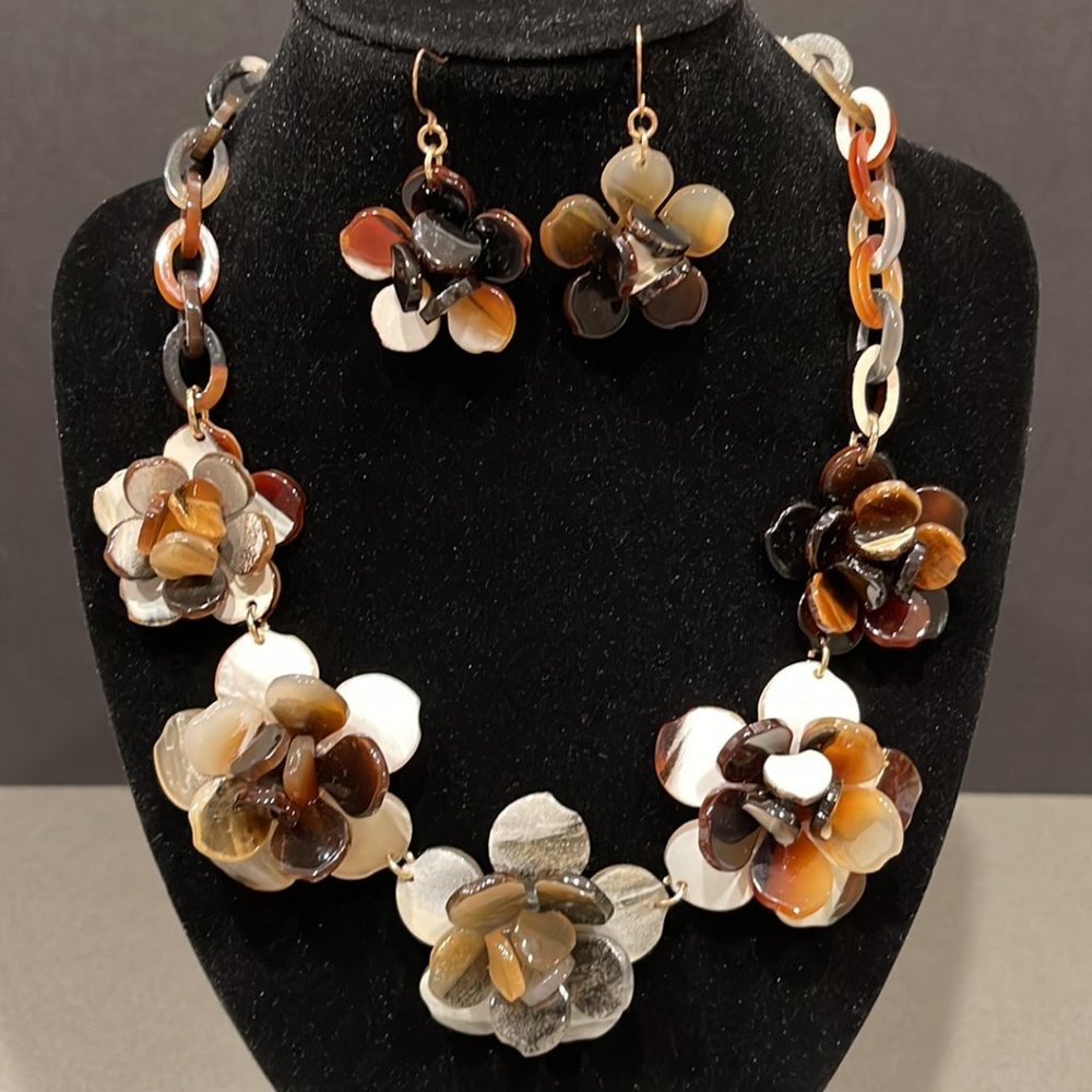 Chunky Acrylic Link Earthy Floral Necklace with Earrings